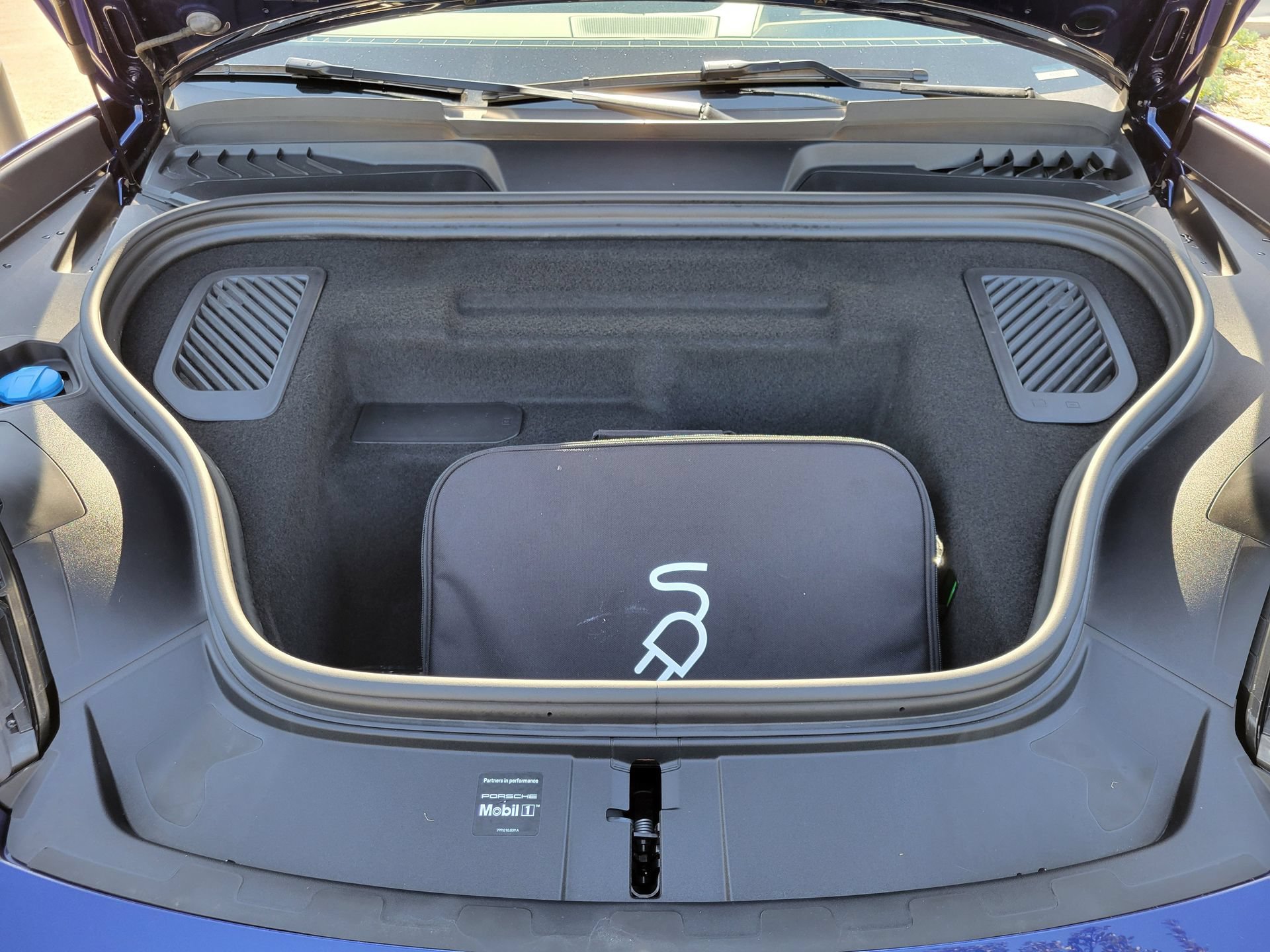 New 2025 Porsche Macan 4 Electric AWD/4WD image 33