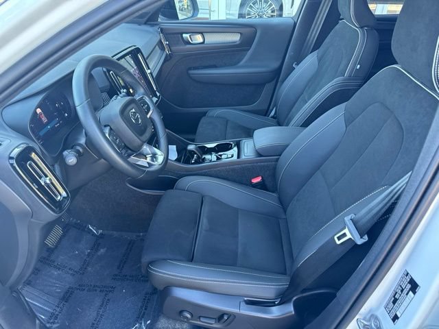 Certified 2025 Volvo XC40 B5 Plus AWD/4WD image 19