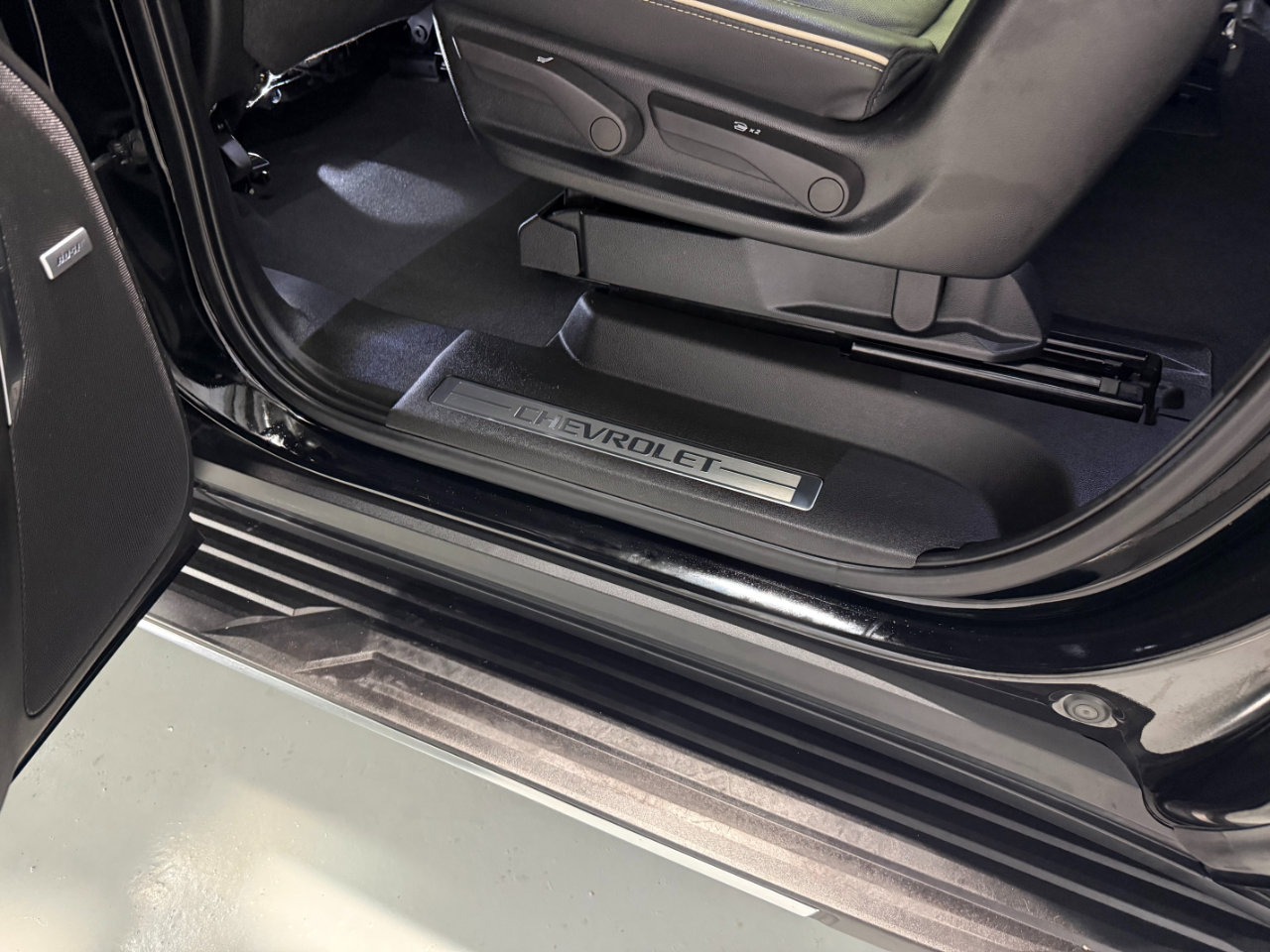 Used 2023 Chevrolet Suburban Premier image 17