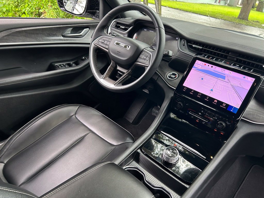 Certified 2025 Jeep Grand Cherokee Limited w/ Black Appearance Package RWD image 10