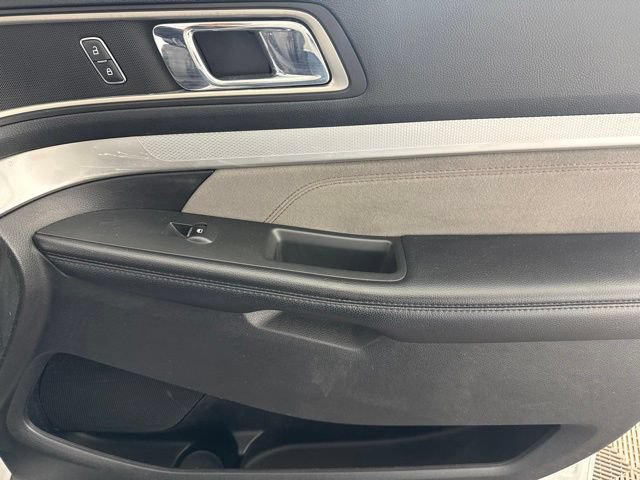 Used 2017 Ford Explorer XLT w/ Equipment Group 202A AWD/4WD image 19