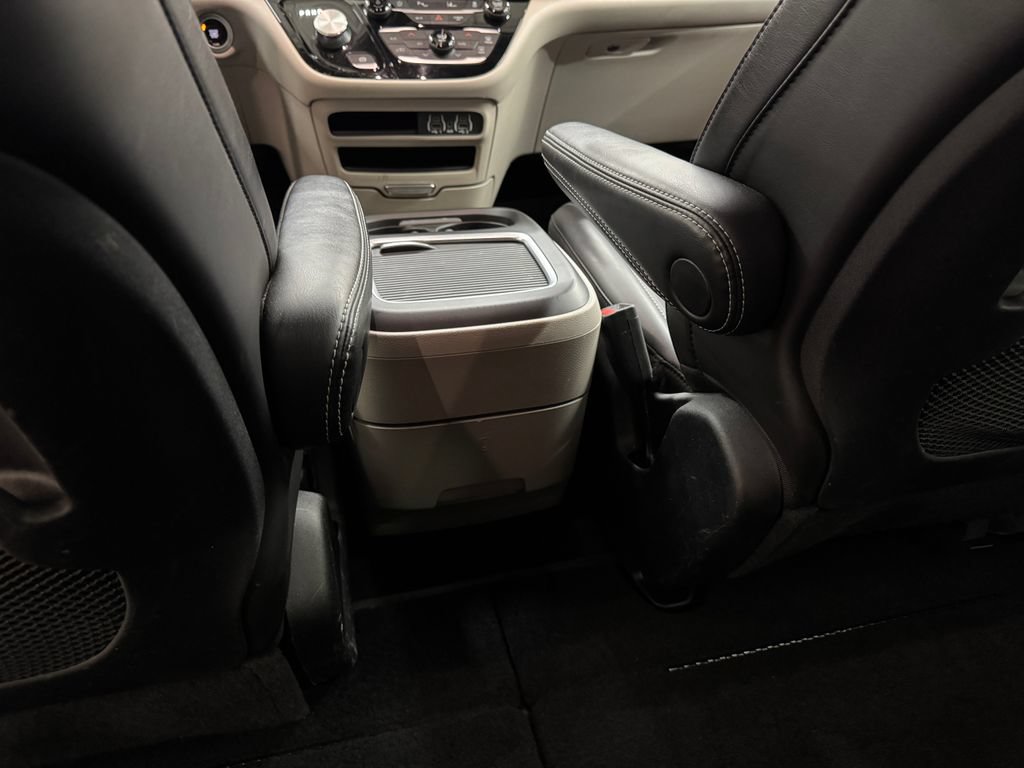 Used 2023 Chrysler Pacifica Touring-L FWD image 25