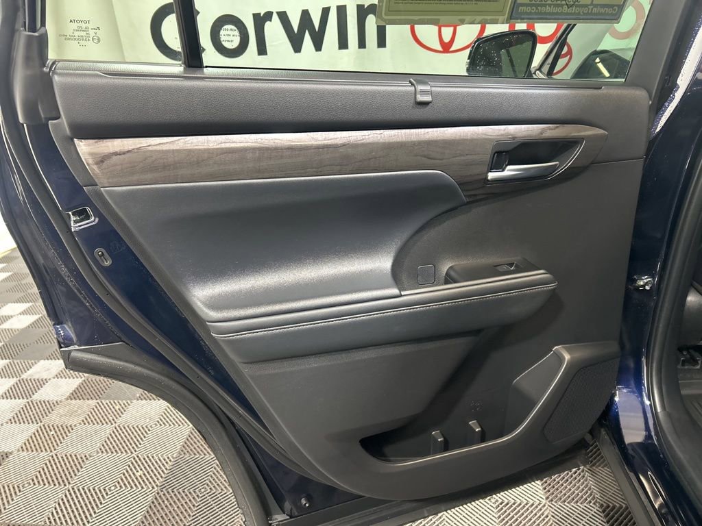 Used 2025 Toyota Highlander Platinum AWD/4WD image 18