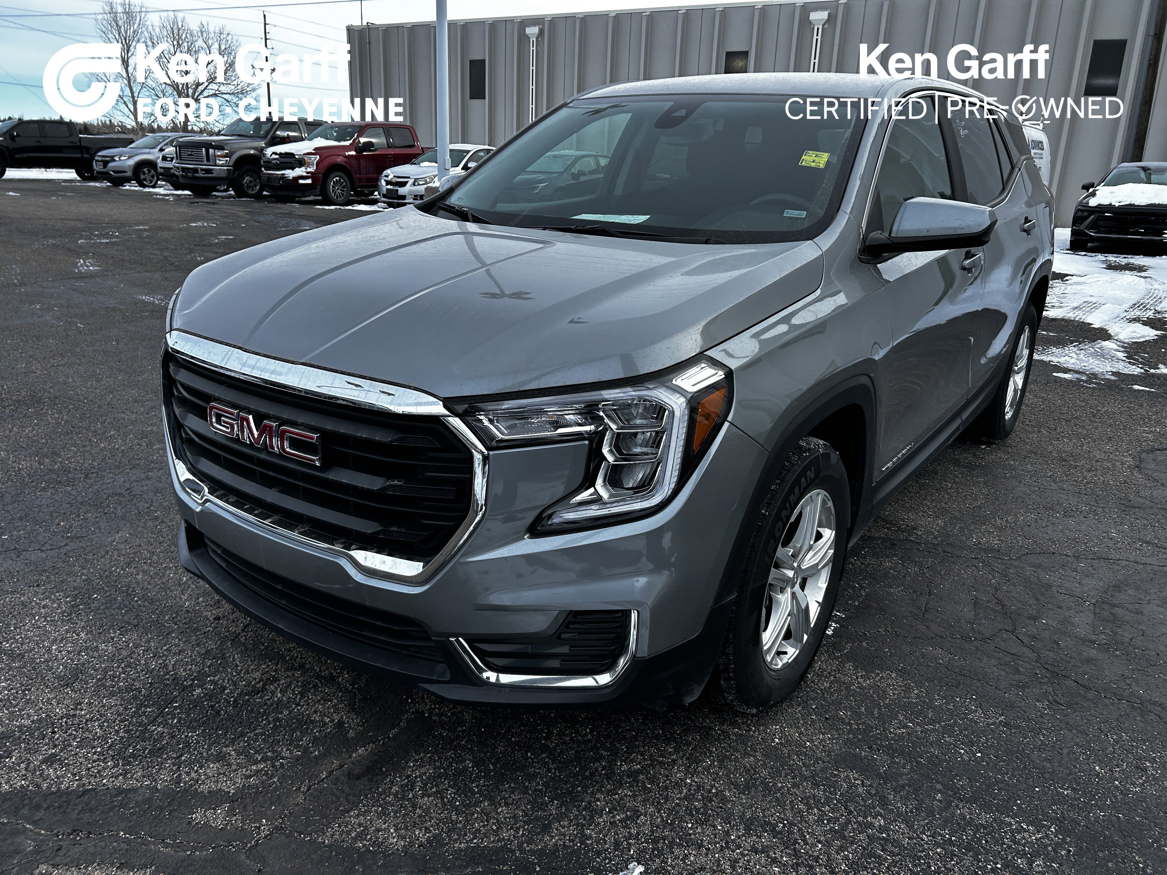 Used 2024 GMC Terrain SLE image 1