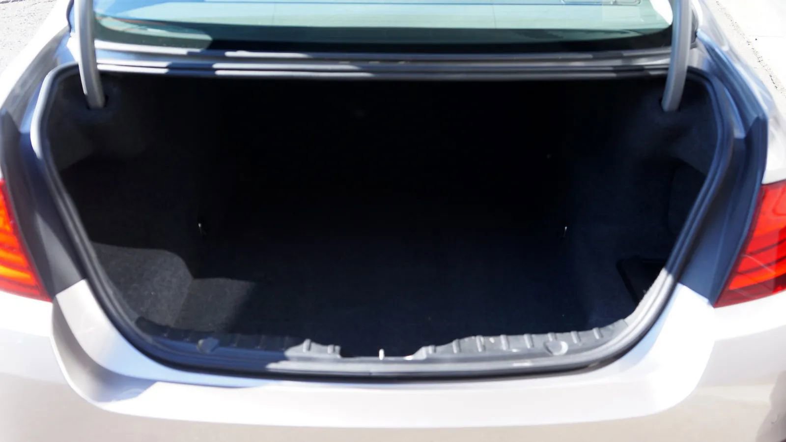 Used 2011 BMW 550i xDrive Sedan AWD/4WD image 5