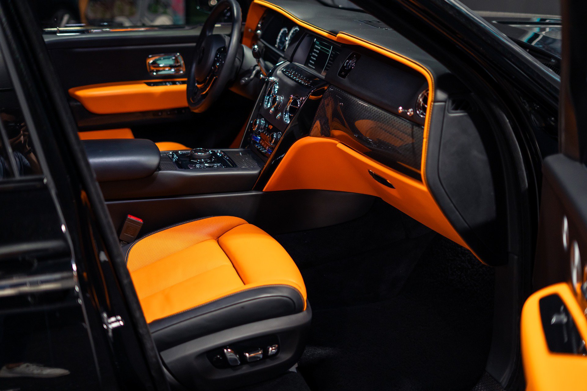 Used 2022 Rolls-Royce Cullinan Black Badge w/ Dark Exterior Package AWD/4WD image 29