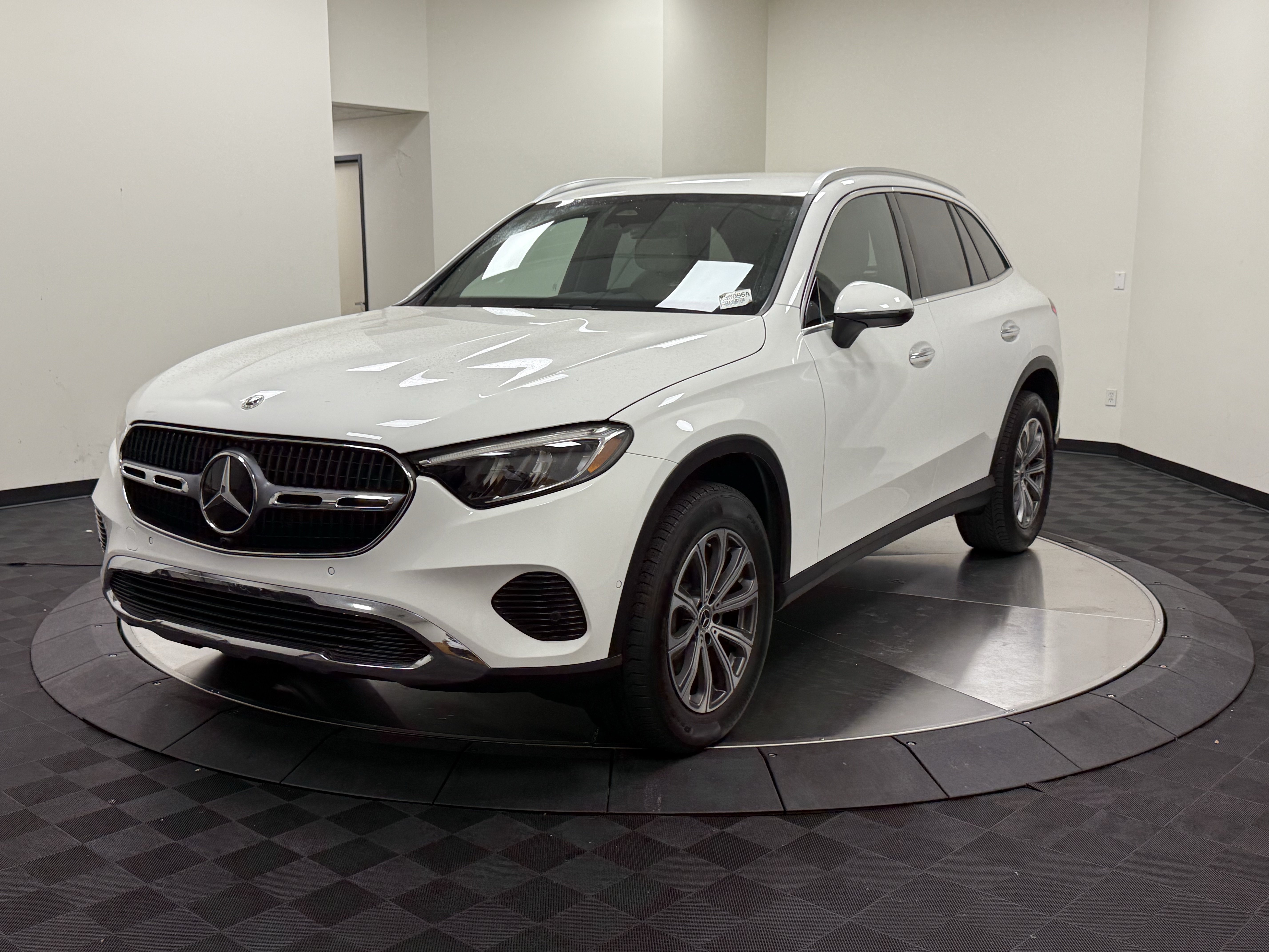 Used 2024 Mercedes-Benz GLC 300 4MATIC image 4