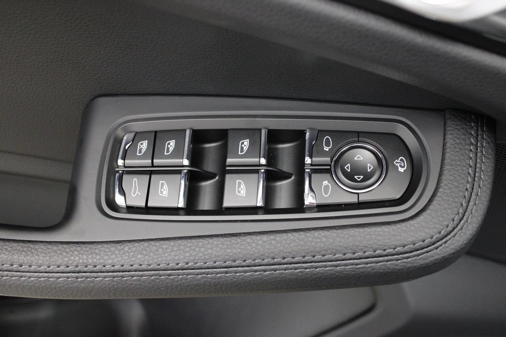 Used 2025 Porsche Macan S AWD/4WD image 24