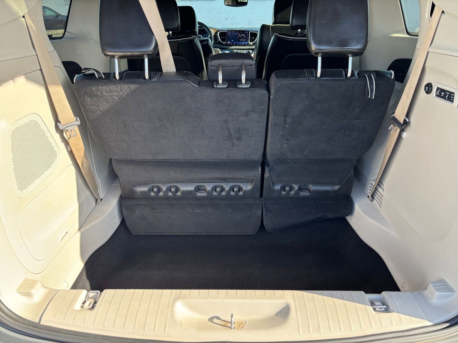 Used 2022 Chrysler Pacifica Limited FWD image 34