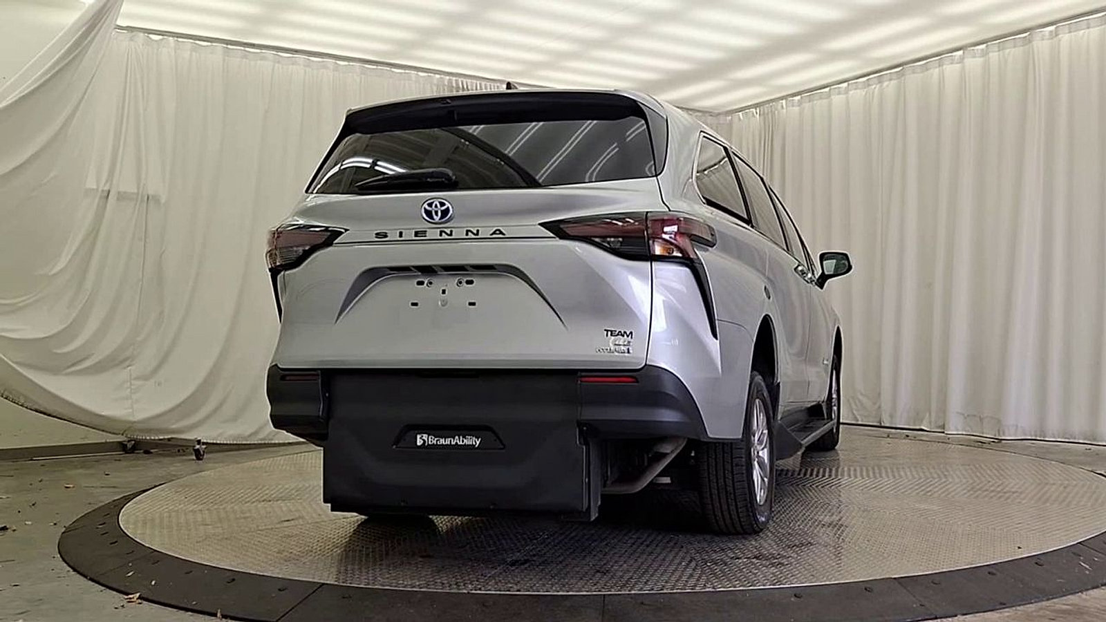 Used 2024 Toyota Sienna LE FWD image 11