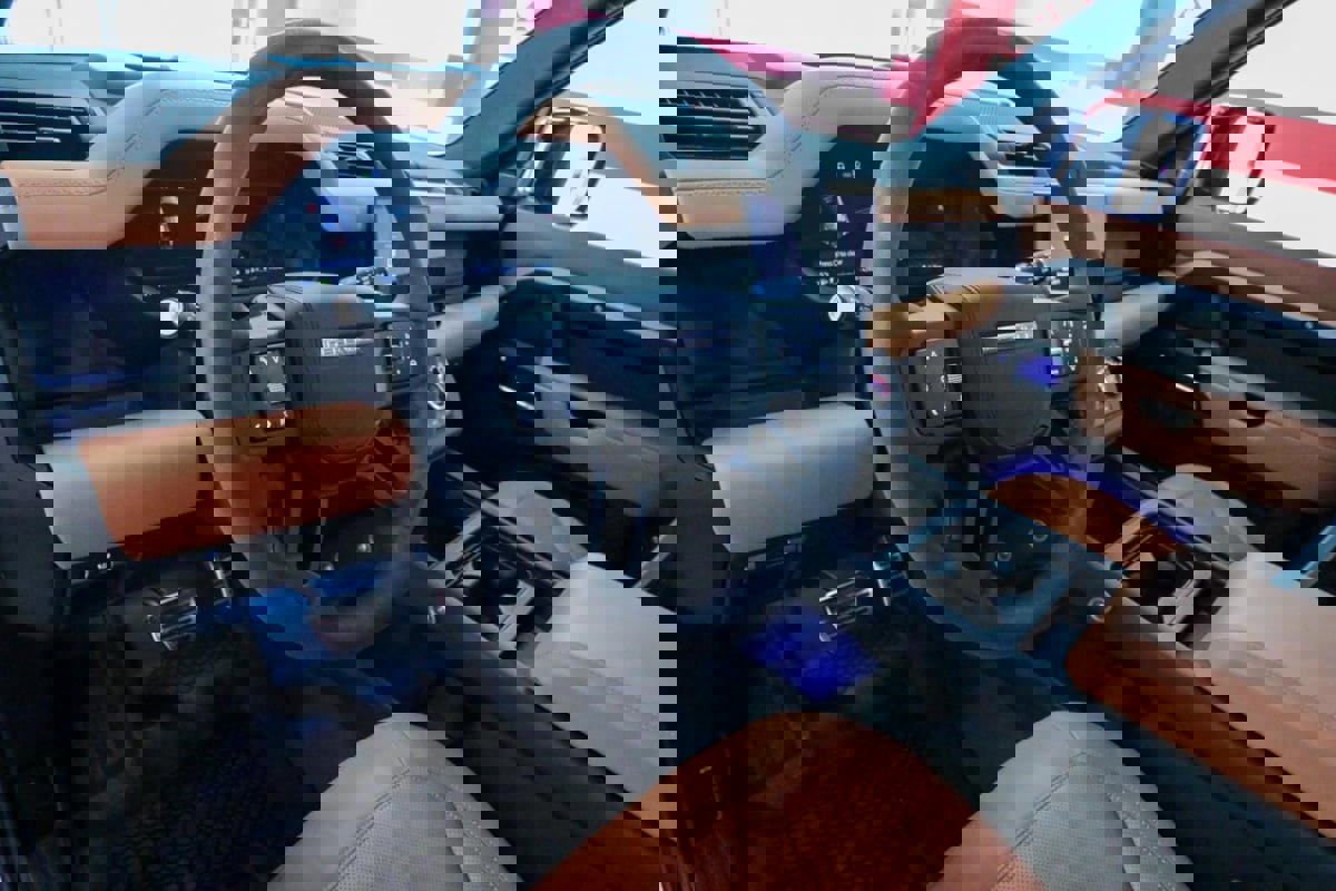 Used 2023 Land Rover Defender 110 V8 image 12