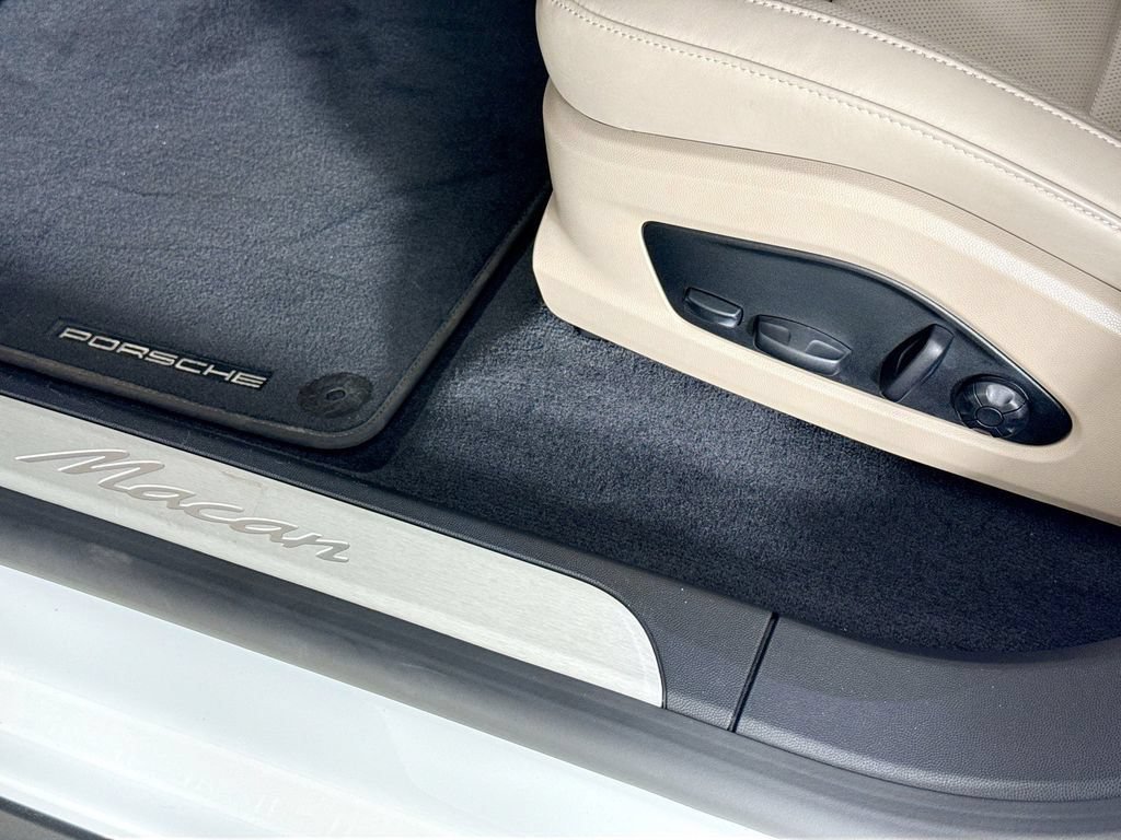 Certified 2025 Porsche Macan Electric RWD image 18