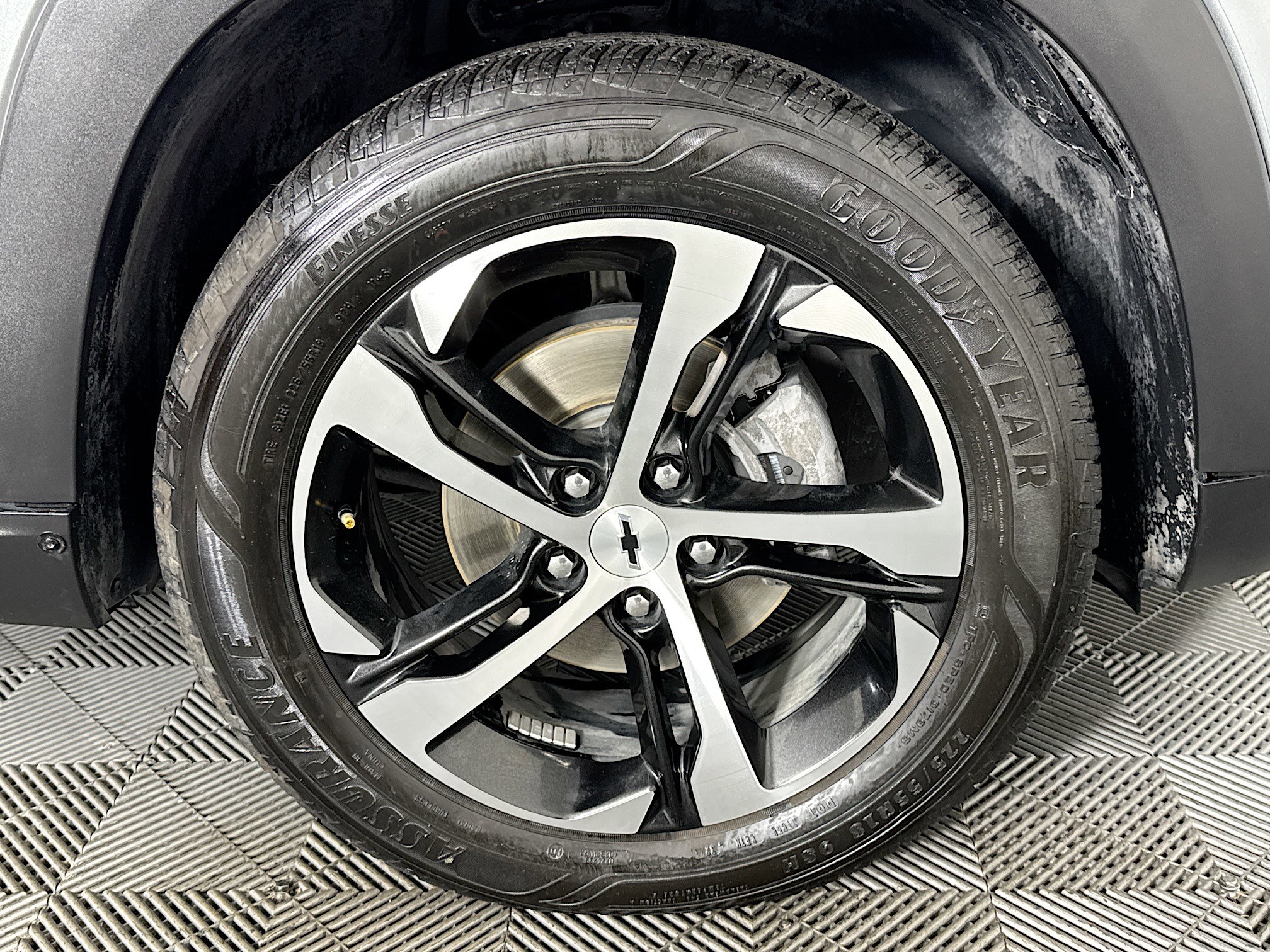 Used 2024 Chevrolet Trax RS w/ Sunroof Package FWD image 30