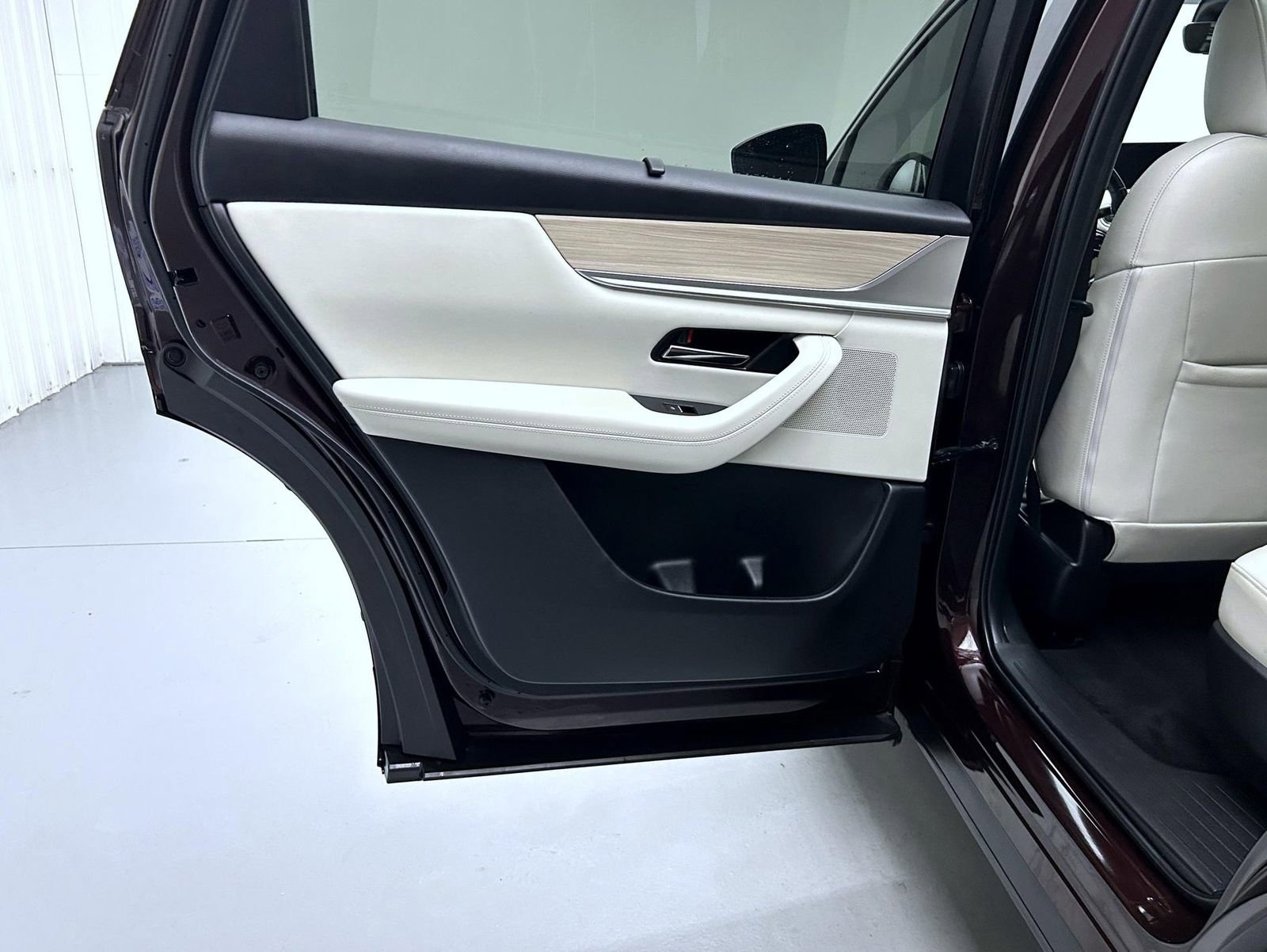 Certified 2024 MAZDA CX-90 Plug-In Hybrid w/ Premium Plus AWD/4WD image 21