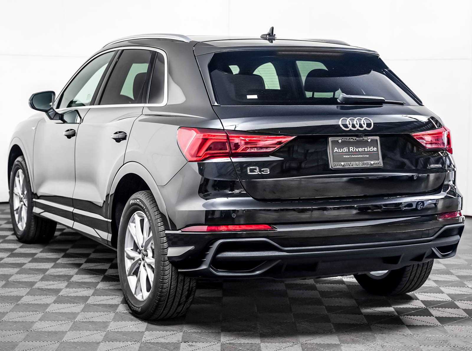 Used 2023 Audi Q3 2.0T Premium Plus w/ Premium Plus Package AWD/4WD image 2