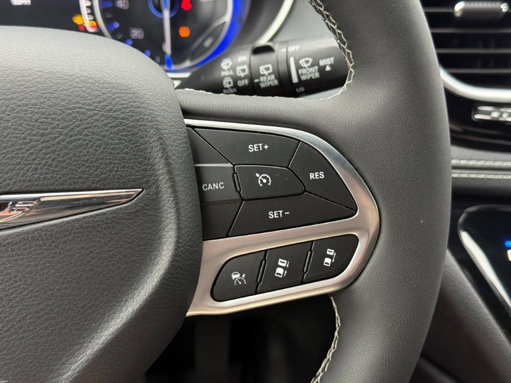 Used 2026 Chrysler Pacifica Limited FWD image 34