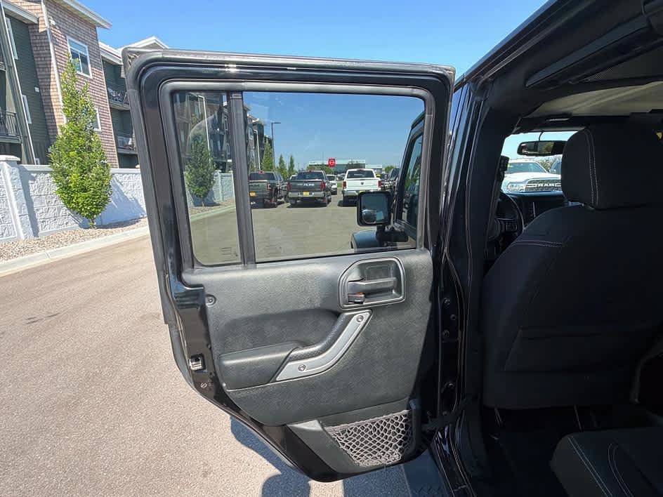 Used 2017 Jeep Wrangler Unlimited Sahara w/ Connectivity Group AWD/4WD image 18