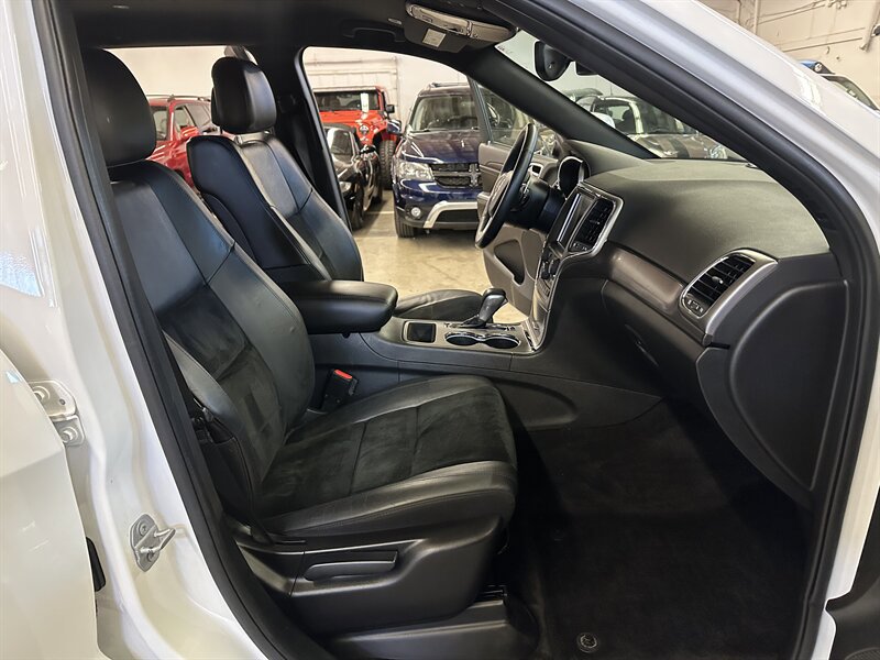 Used 2017 Jeep Grand Cherokee Altitude image 16