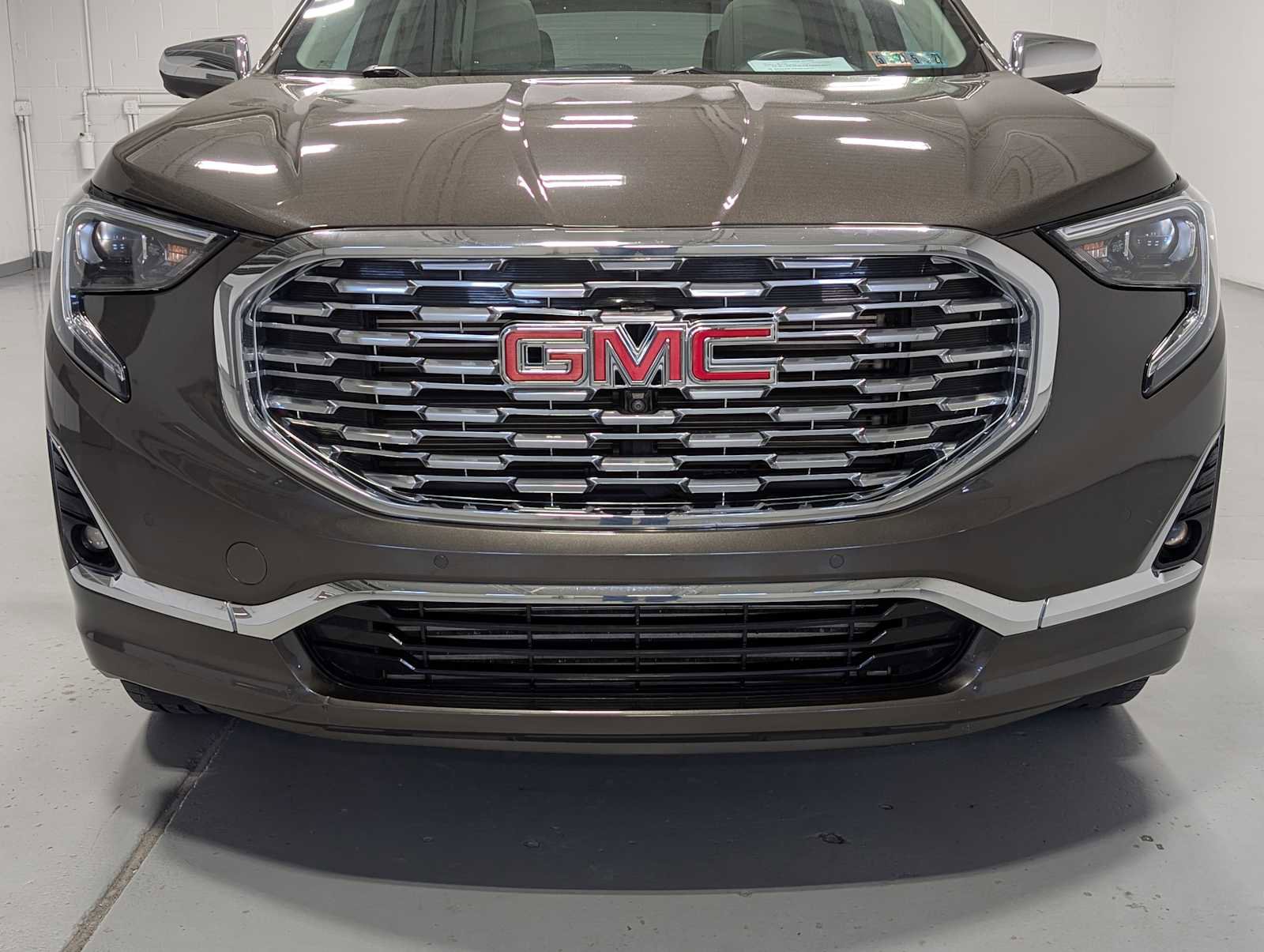 Used 2020 GMC Terrain Denali w/ Denali Premium Package AWD/4WD image 2