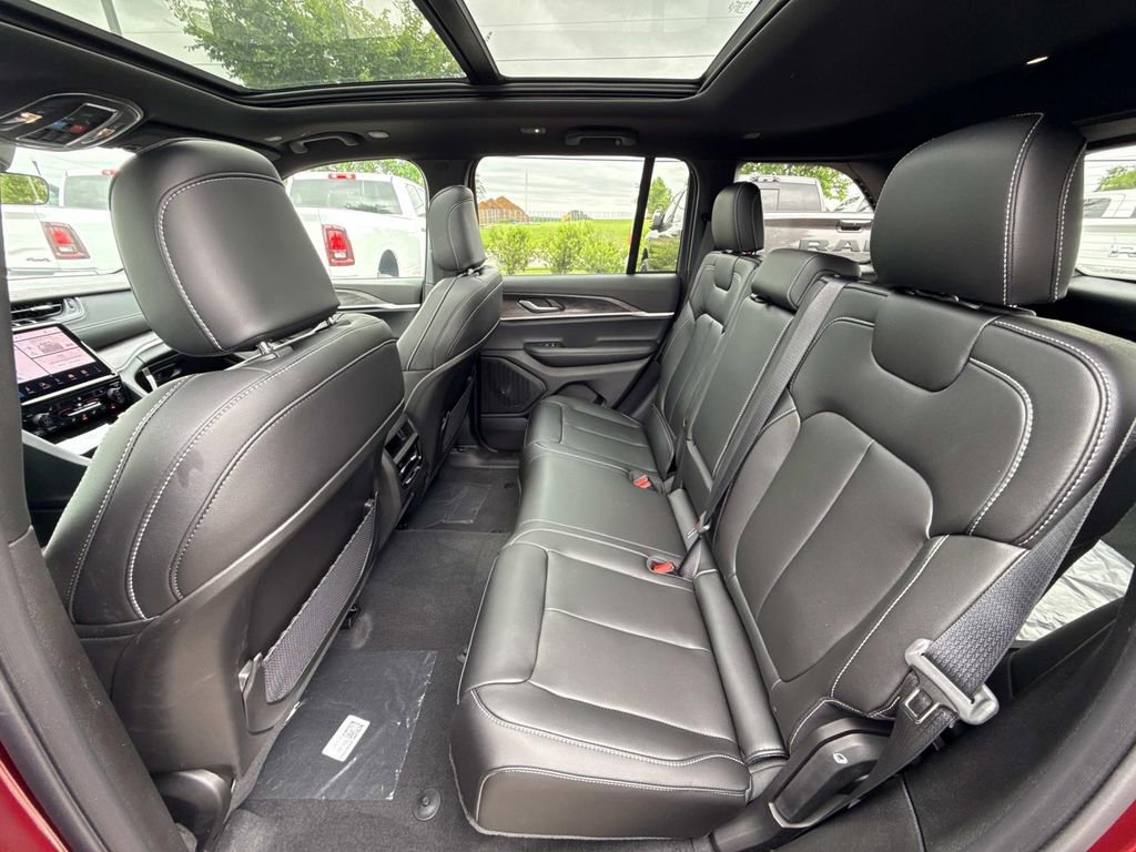 New 2025 Jeep Grand Cherokee Limited w/ Black Appearance Package AWD/4WD image 15