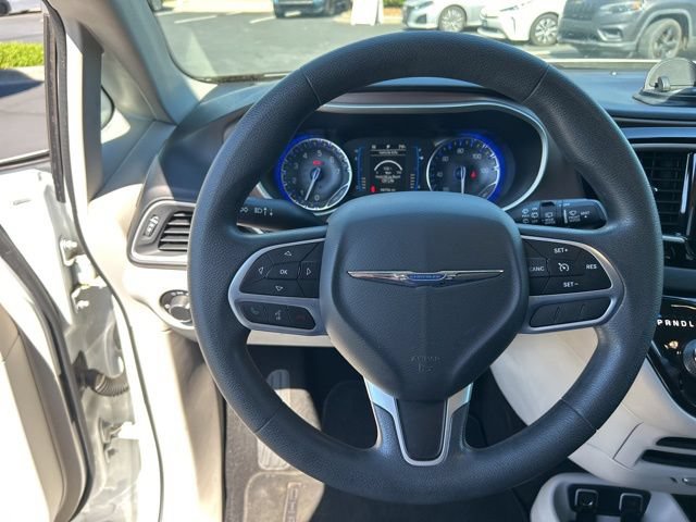 Used 2017 Chrysler Pacifica Touring FWD image 20