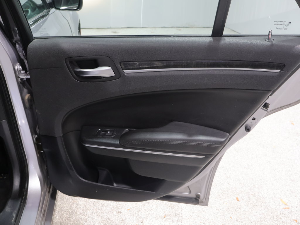 Used 2018 Chrysler 300 Limited AWD/4WD image 20
