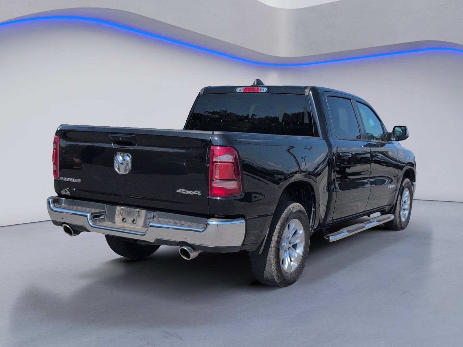 Used 2024 RAM 1500 Laramie AWD/4WD image 3