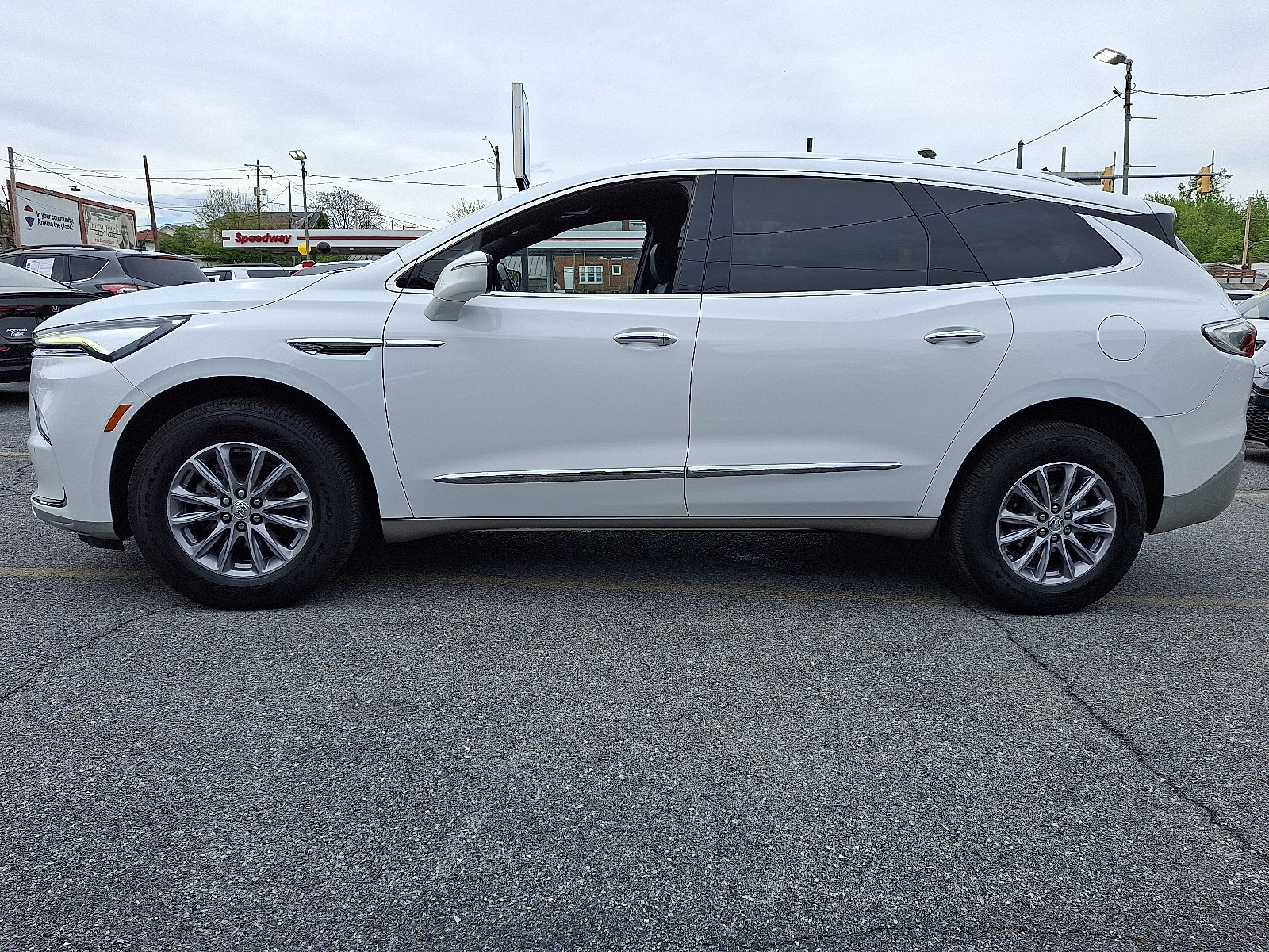 Used 2023 Buick Enclave Essence AWD/4WD image 2