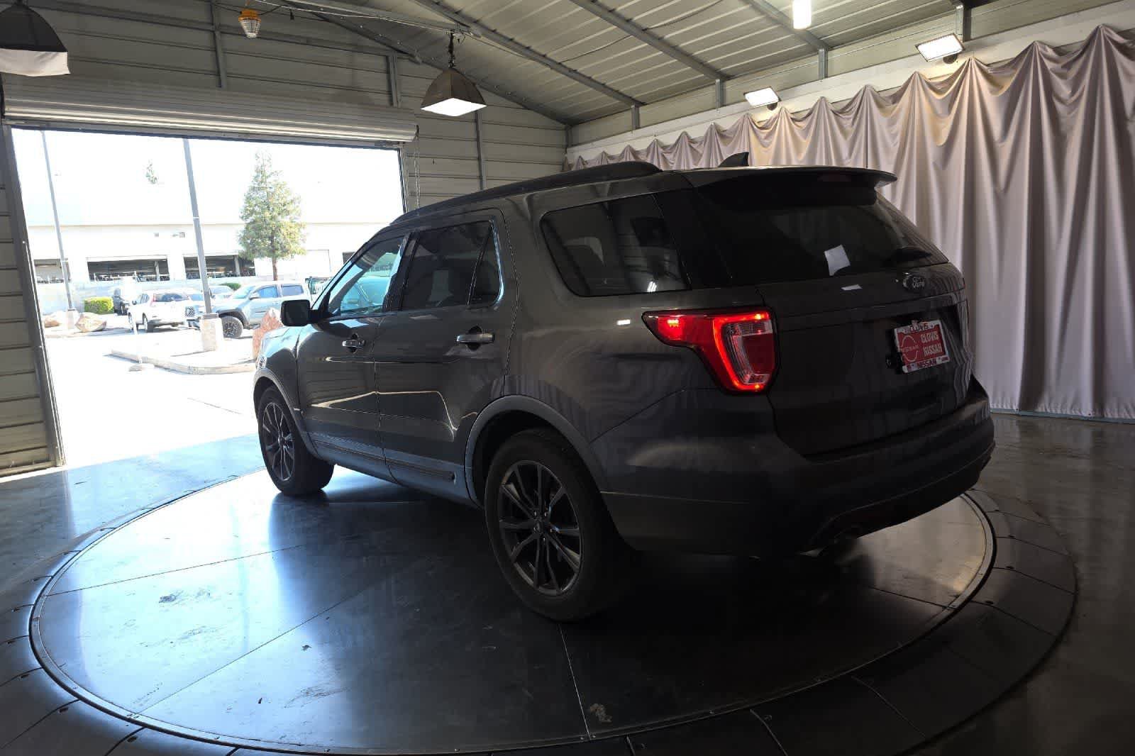 Used 2017 Ford Explorer XLT w/ Equipment Group 202A AWD/4WD image 7