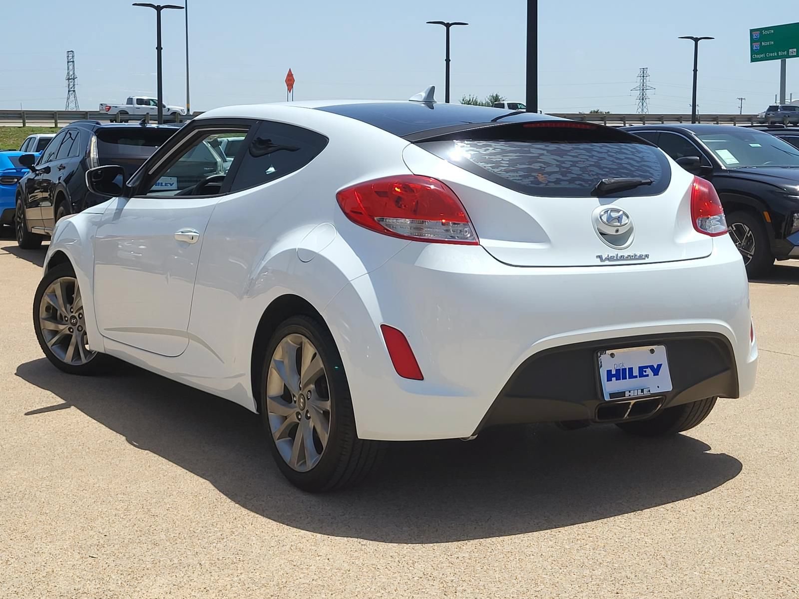 Used 2016 Hyundai Veloster FWD image 3