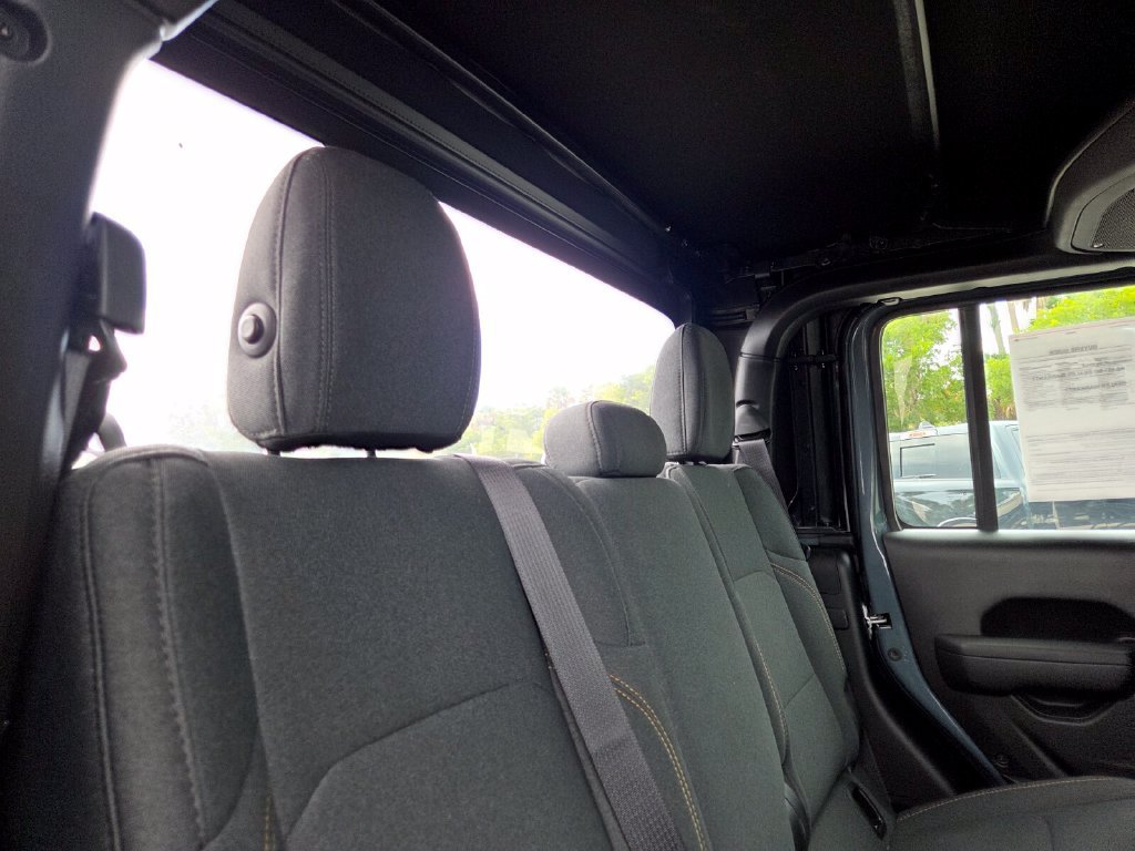 Used 2024 Jeep Gladiator Sport AWD/4WD image 19