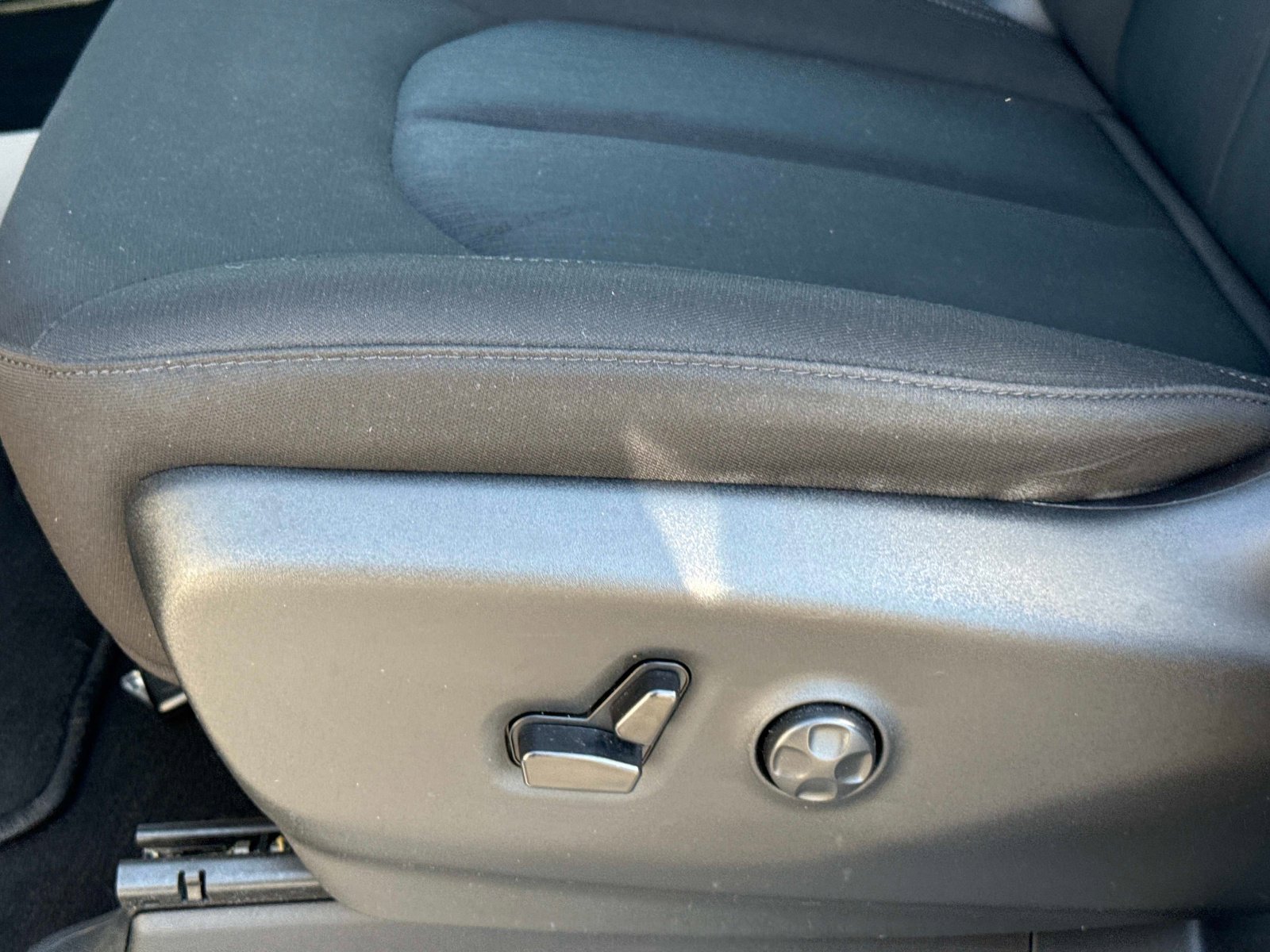 Used 2023 Chrysler Voyager LX FWD image 21