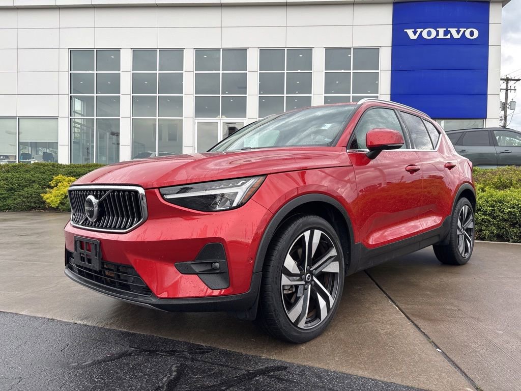 Used 2023 Volvo XC40 B5 Plus w/ Driver Assist Package AWD/4WD image 2