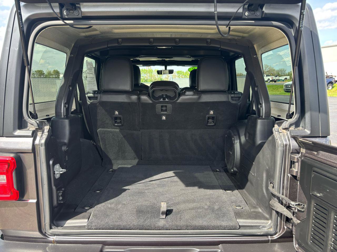 Used 2018 Jeep Wrangler Unlimited Sahara AWD/4WD image 11