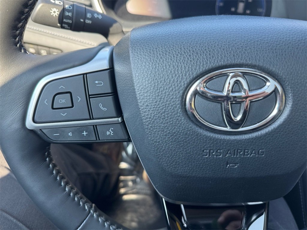Used 2023 Toyota Highlander Platinum image 29