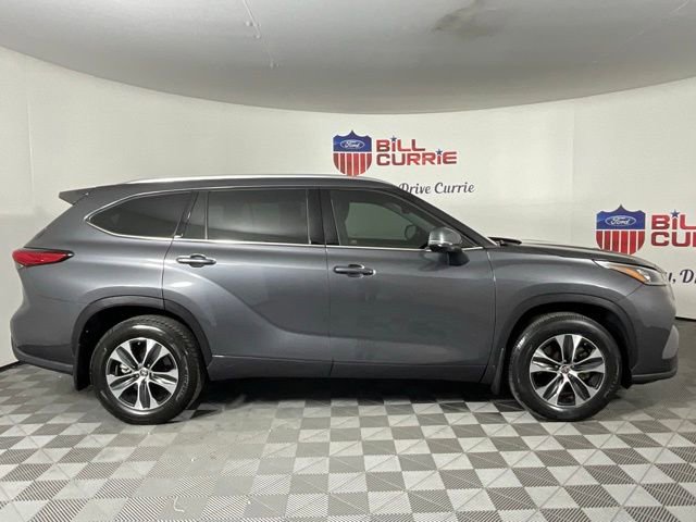 Used 2020 Toyota Highlander XLE image 2