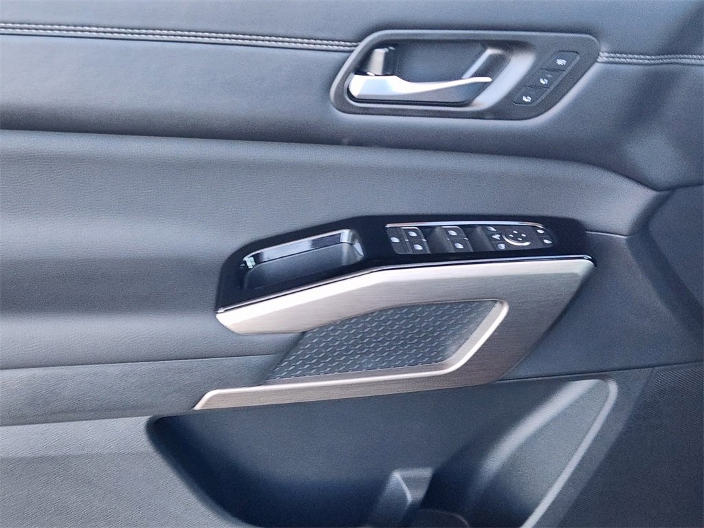 New 2025 Nissan Pathfinder Platinum w/ Black Appearance Package image 17