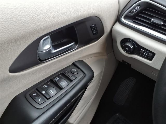 Used 2023 Chrysler Pacifica Touring-L FWD image 21
