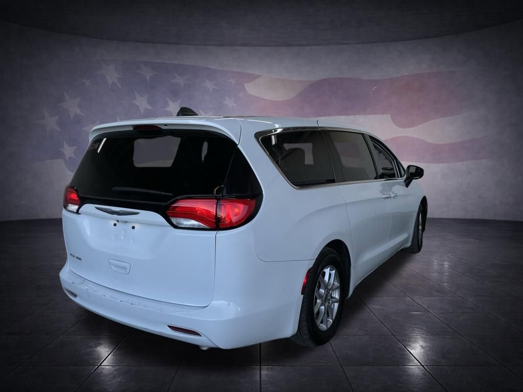 Used 2022 Chrysler Voyager LX image 5