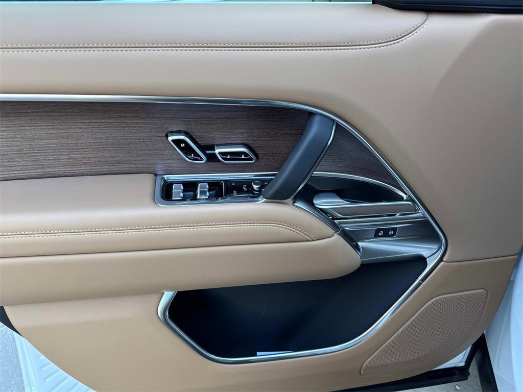 New 2025 Land Rover Range Rover SE image 17