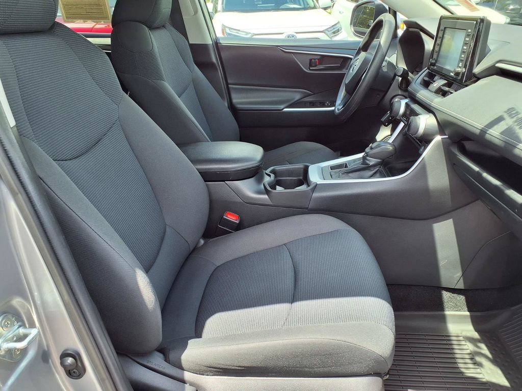 Used 2021 Toyota RAV4 LE AWD/4WD image 13