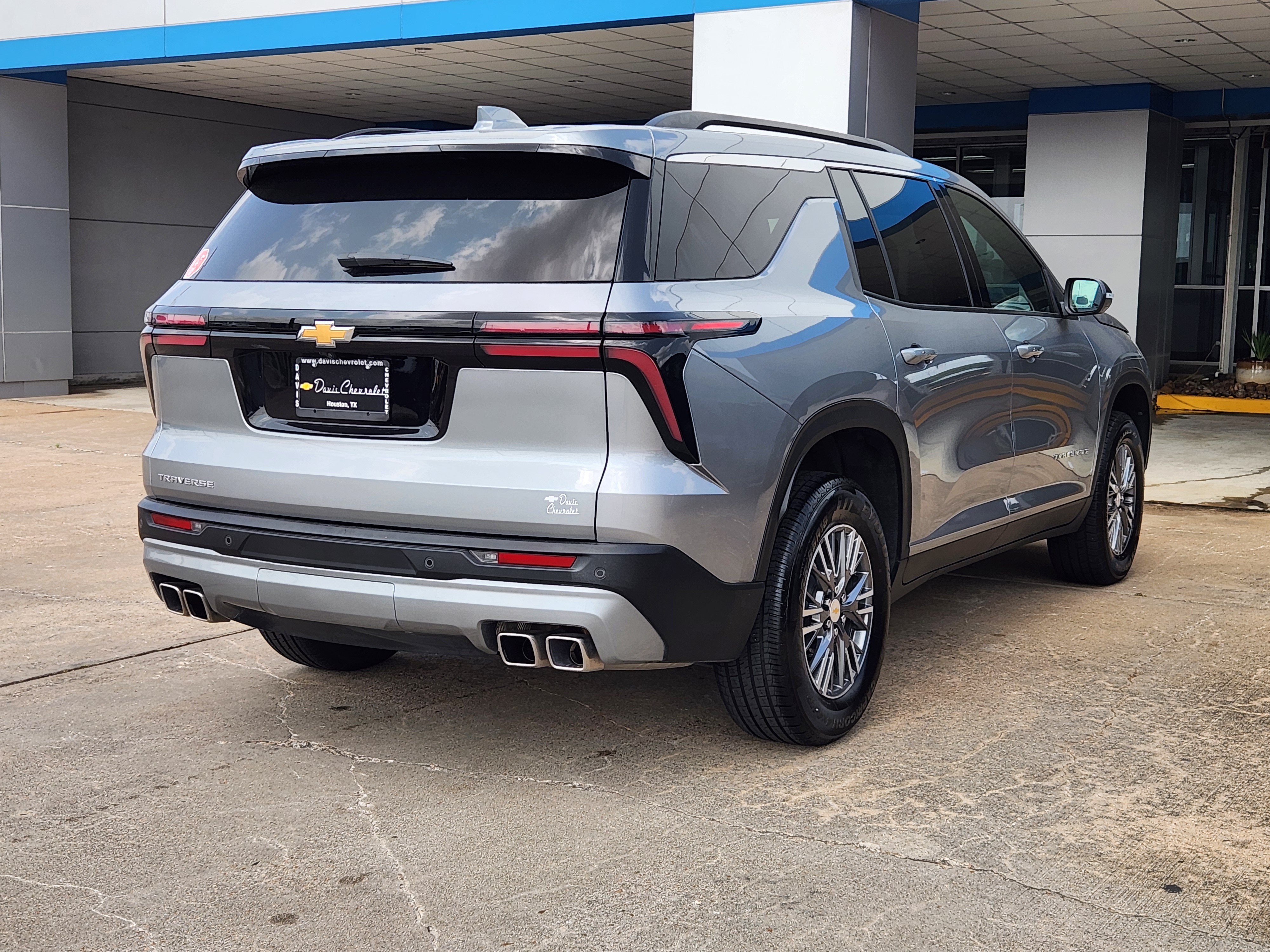 Used 2025 Chevrolet Traverse LT FWD image 6