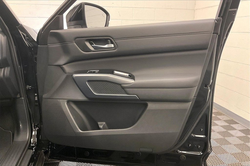 Certified 2025 Nissan Pathfinder SL image 23