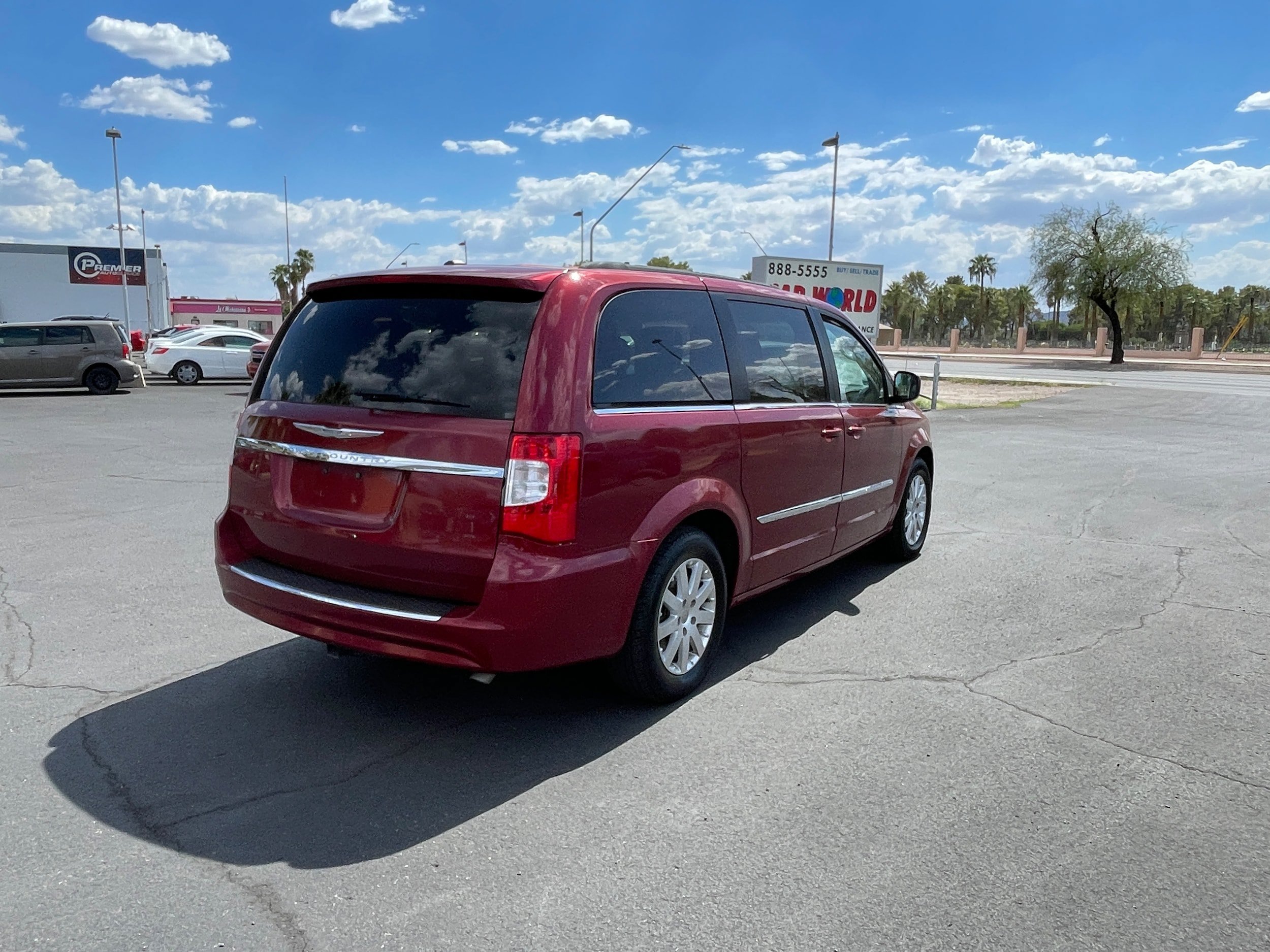 Used 2012 Chrysler Town & Country Touring w/ Entertainment Group #1 FWD image 5