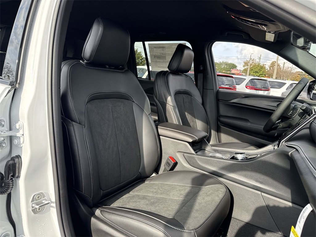 New 2025 Jeep Grand Cherokee Altitude image 25