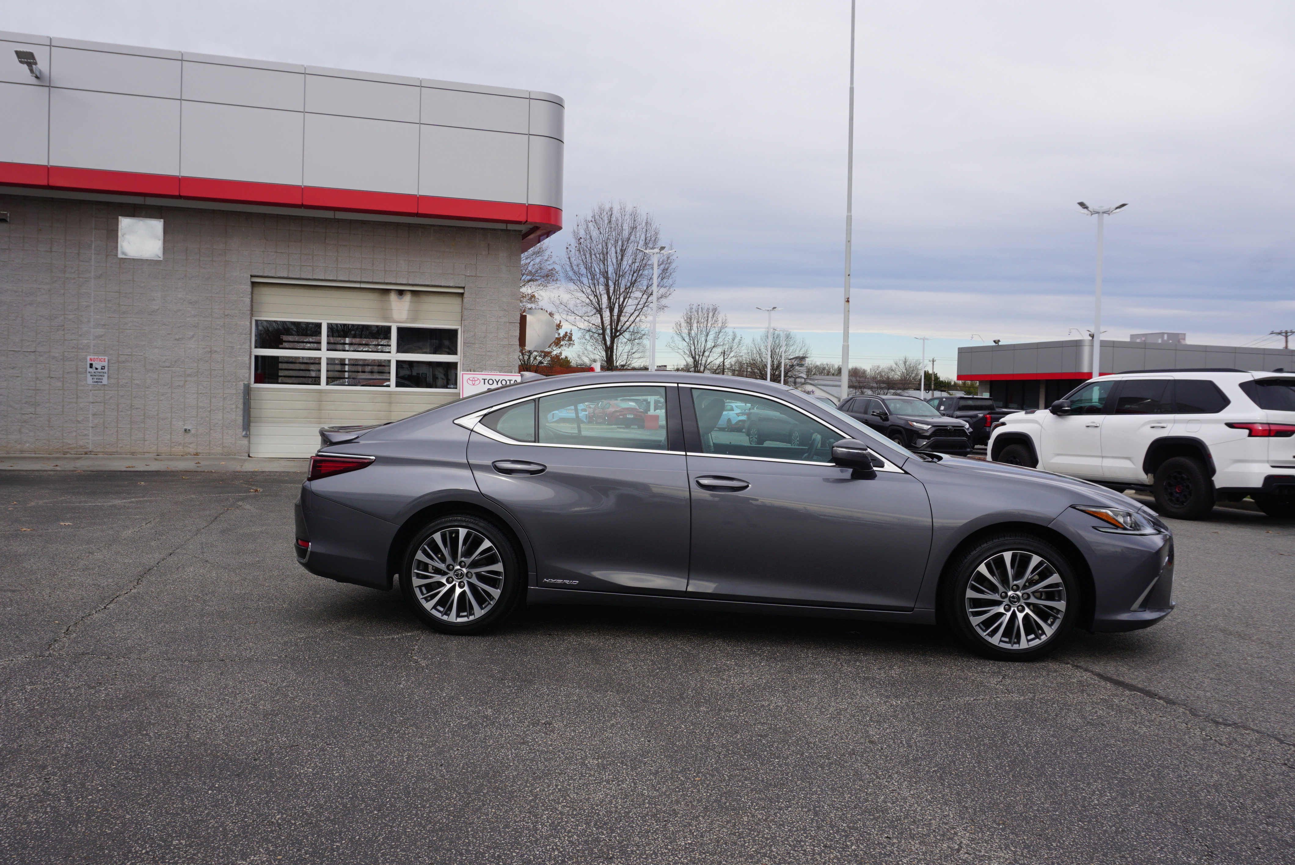 Used 2021 Lexus ES 300h w/ Premium Package image 3