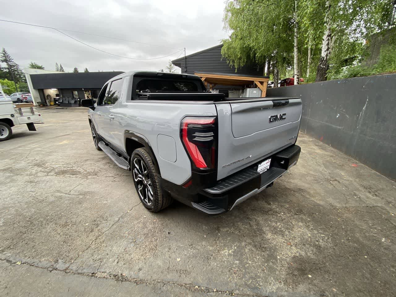 Used 2024 GMC Sierra EV Denali AWD/4WD image 4