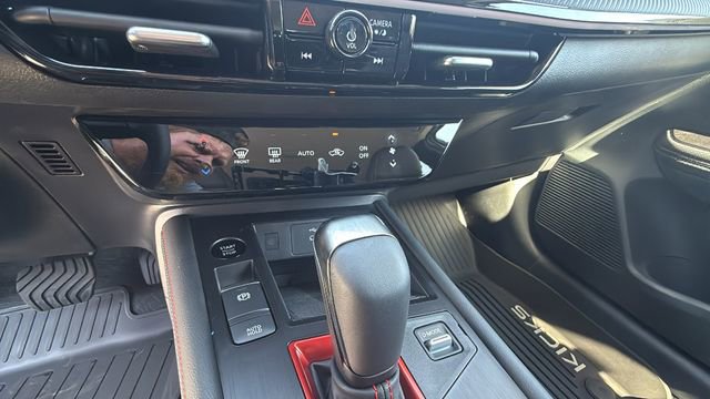 New 2025 Nissan Kicks SR image 14