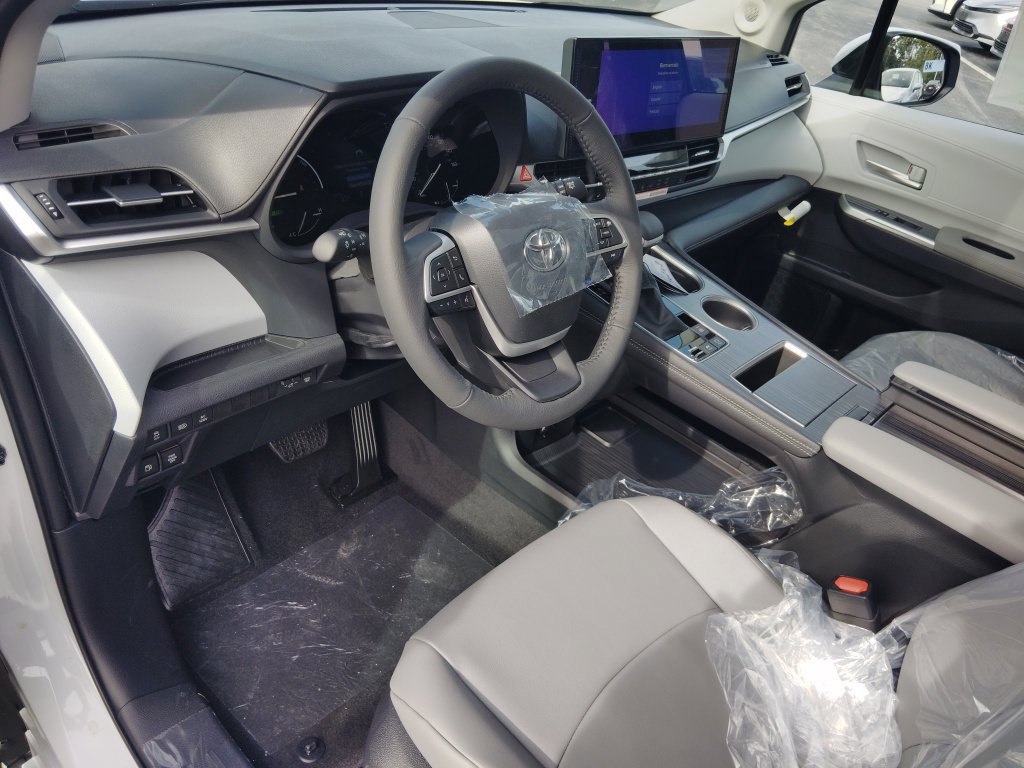 New 2026 Toyota Sienna XLE AWD/4WD image 5