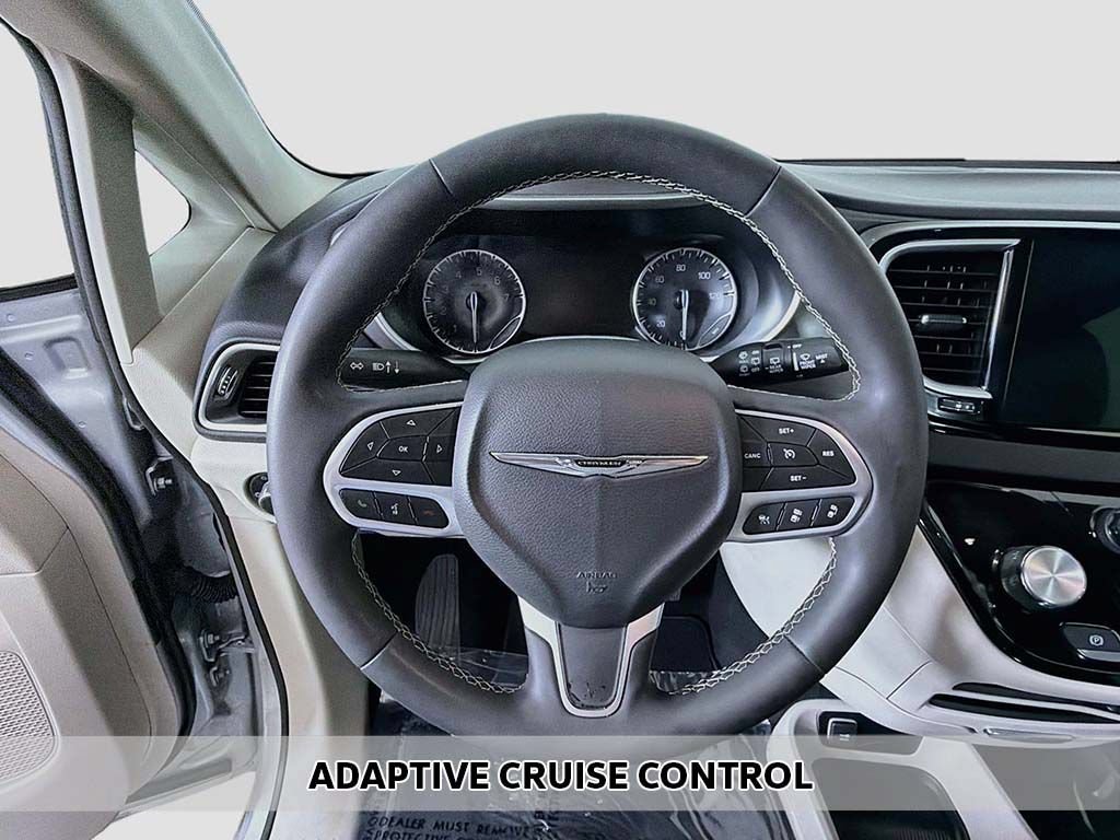 Used 2024 Chrysler Pacifica Touring-L FWD image 3